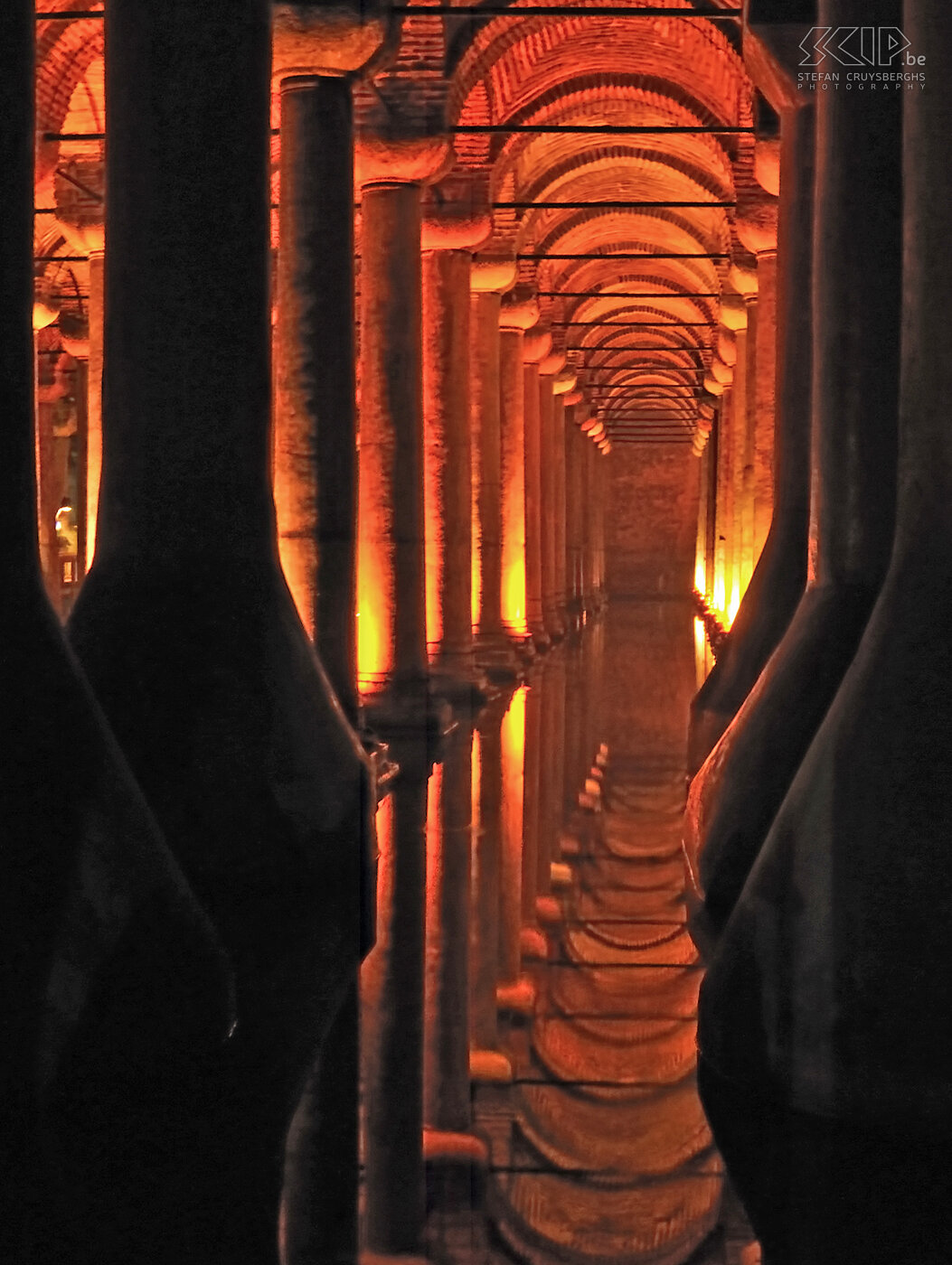 Istanbul - Basilicacisterne De Basilica Cisterne is de grootste ondergrondse wateropslagplaats van de 6 eeuw met 336 zuilen. Stefan Cruysberghs